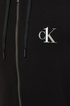 كنزة بغطاء رأس وسحّاب بطبعة شعار CK One